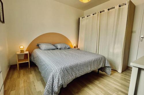 sypialnia z łóżkiem w pokoju z oknem w obiekcie An neizh - Le nid w mieście Crozon