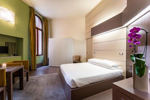 Cette chambre comprend un lit et un bureau. dans l'établissement Residenza Manin Apartments, à Venise