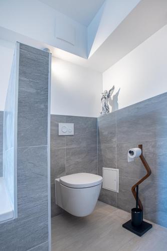 a bathroom with a toilet and a bidet at Gwuni Mopera in Leipzig