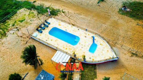 een uitzicht over een zwembad op een strand bij Refúgio Canaã in Retiro Grande