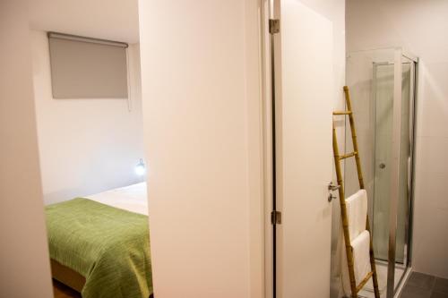 um quarto com uma cama e uma porta de vidro com uma escada em Prado 20 Twin em Vila Real