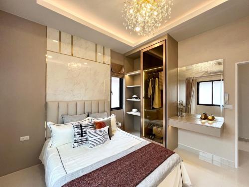 Ban Huai Yai的住宿－Southern Peak Pool Villa Huay Yai Pattaya，一间卧室配有一张大床和一个吊灯。