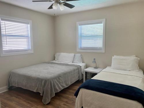 - une chambre avec 2 lits et un ventilateur de plafond dans l'établissement SPACIOUS POOL HOME in North FL, à Keystone Heights