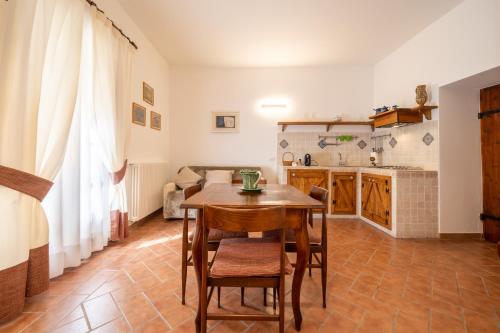 a kitchen and dining room with a table and chairs at Affittacamere Valentina in Orvieto