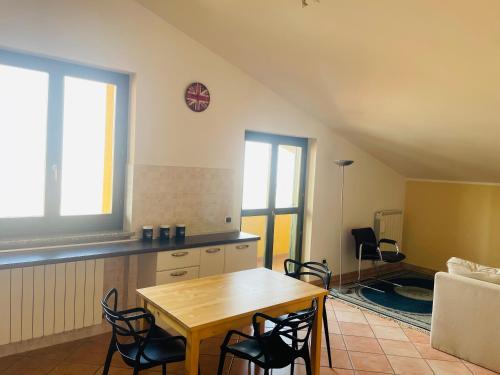 eine Küche mit einem Tisch und Stühlen im Zimmer in der Unterkunft Soggiorno con splendida vista in Monforte dʼAlba