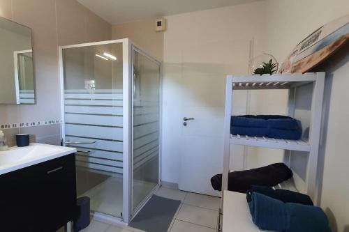 een badkamer met 2 stapelbedden en een douche bij Résidence Escale Océane T2 42 m2 à 500 m de la Plage in Capbreton
