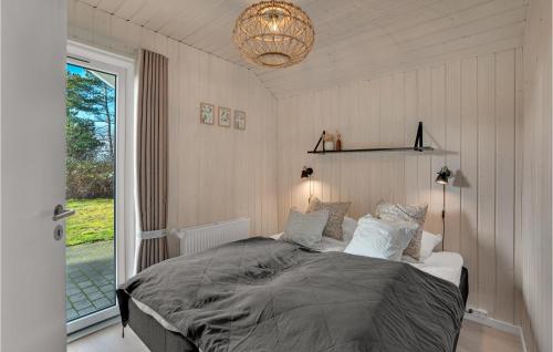מיטה או מיטות בחדר ב-Stunning Home In Rm With 8 Bedrooms, Sauna And Indoor Swimming Pool