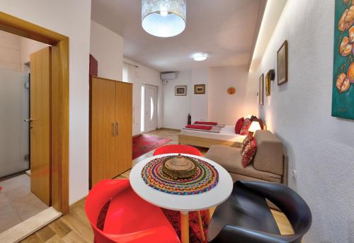 a living room with a table and some chairs at Villa Acapulco in Mostar