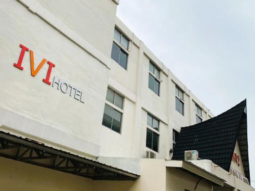 una señal de hotel en el lateral de un edificio en IVI Hotel, en Yakarta