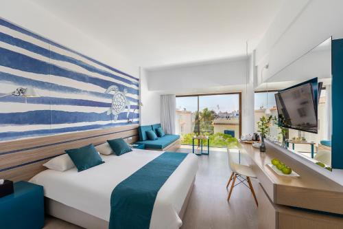 普羅塔拉斯的住宿－水晶溫泉海灘酒店，酒店客房设有一张大床和一台电视。