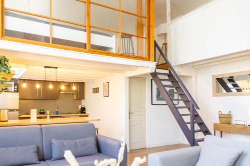 - un salon avec un canapé bleu et un escalier dans l'établissement ZenBNB / Le Rossignol / Hyper-Centre / 2 Min. TRAM, à Annemasse