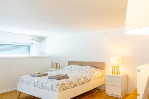 - une chambre blanche avec un lit et une fenêtre dans l'établissement ZenBNB / Le Rossignol / Hyper-Centre / 2 Min. TRAM, à Annemasse
