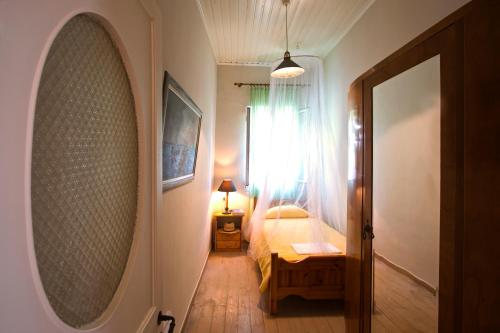 Un dormitorio con una cama y un espejo grande. en Casa Paleopolis, en Corfú