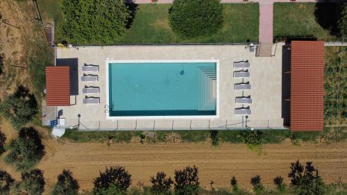 an overhead view of a swimming pool in a field at Agriturismo Da Pietro in Pomarance