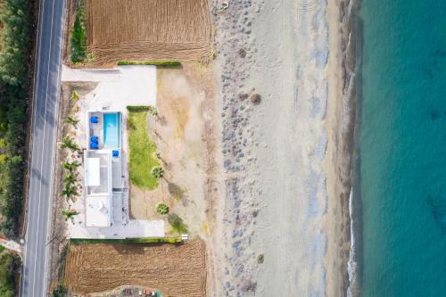 eine Aussicht über den Strand und das Meer in der Unterkunft Seafront Villa Sea Gem - Private Beach Area & Infinity Pool in Polis Chrysochous