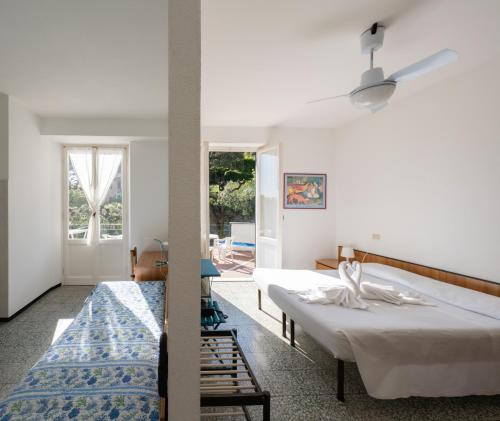 a bedroom with two beds and a window at Hotel Zoagli in Zoagli