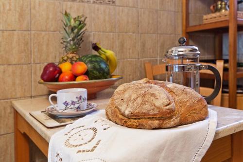 een brood dat op het aanrecht ligt met fruit bij Casa Paleopolis in Corfu-stad