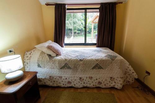 a bedroom with a bed and a window at Hacienda en parral con piscinas, Jacuzzi y Más in Retiro