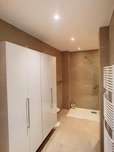 un bagno con doccia e un mobiletto bianco di Cannes Sea View a Cannes