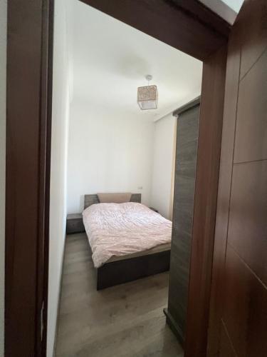 - une petite chambre avec un lit et un placard dans l'établissement Amazing flat in the best location, à Tskhaltubo