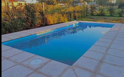 una piscina azul con un frisbee. en La Casona de Lola en Tandil