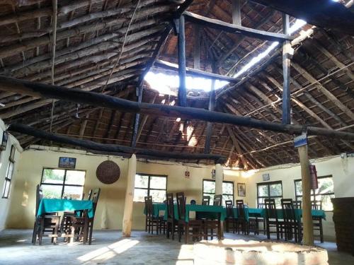 Bardia Jungle Cottage tesisinde bir restoran veya yemek mekanı