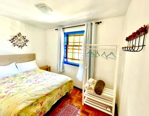a bedroom with a bed and a window at Casa charmosa no Centro Histórico com garagem in Ouro Preto