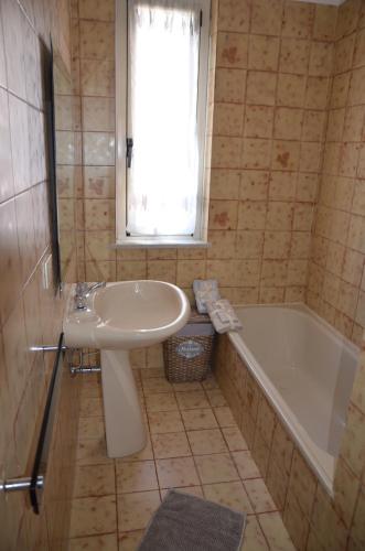 a bathroom with a sink and a bath tub at Casa vacanza Giovanna in Ortona