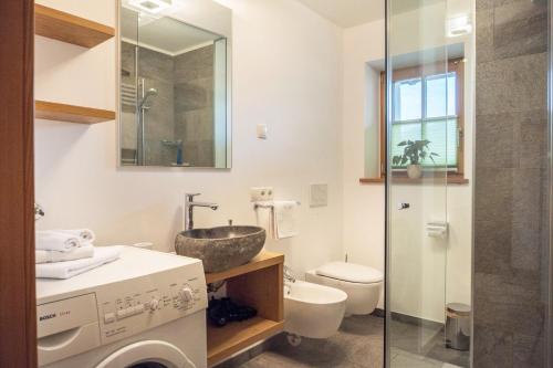 Cornedo all'IsarcoにあるApartments Gojer Sauvignonの洗面台とトイレ付きのバスルーム