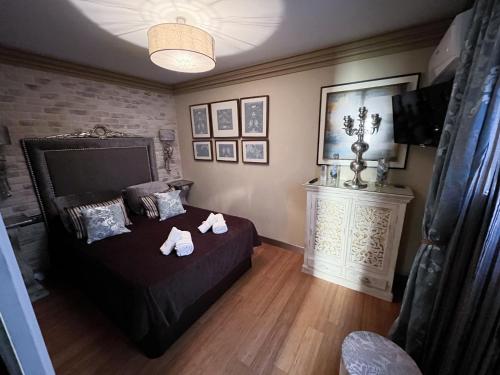 een slaapkamer met een bed met twee handdoeken erop bij 180 Home Luxury N. De Los Angeles in Sevilla