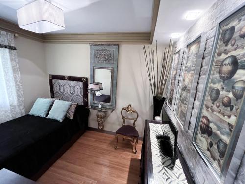 een woonkamer met een bed en een spiegel bij 180 Home Luxury N. De Los Angeles in Sevilla
