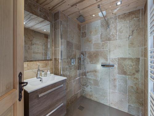 Photo de la galerie de l'établissement Duplex pour 4 avec sauna et terrasse - FR-1-640-1, à Val Thorens