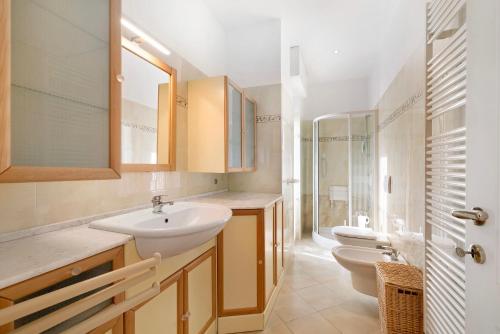 a bathroom with two sinks and two toilets at Attico Cielo e mare in Spotorno