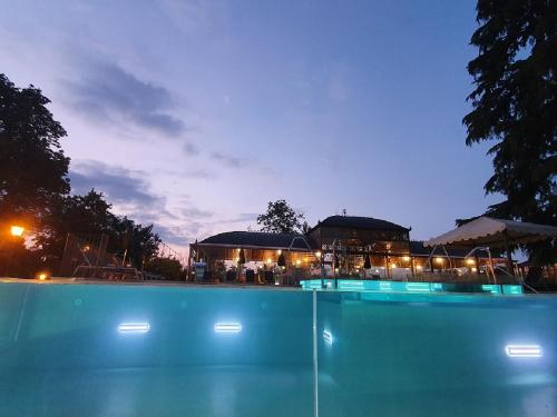 Bazén v ubytování Hotel Villa Beccaris nebo v jeho okolí
