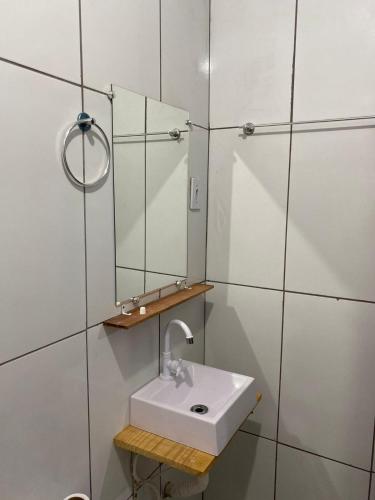 Bilik mandi di Pousada Sitio do Terrão a 500 metros da BR 040 e a 10 minutos da Prainha