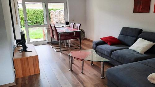 a living room with a couch and a table at Fritz - Moderne FeWo mit Garten für Urlaub & Work & LEGO in Giengen-Burgberg in Giengen an der Brenz