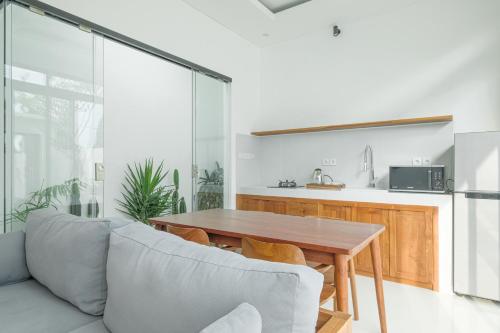 Una cocina o zona de cocina en The Arvind Villa Ubud