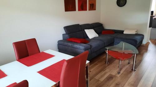 a living room with a couch and a table at Fritz - Moderne FeWo mit Garten für Urlaub & Work & LEGO in Giengen-Burgberg in Giengen an der Brenz