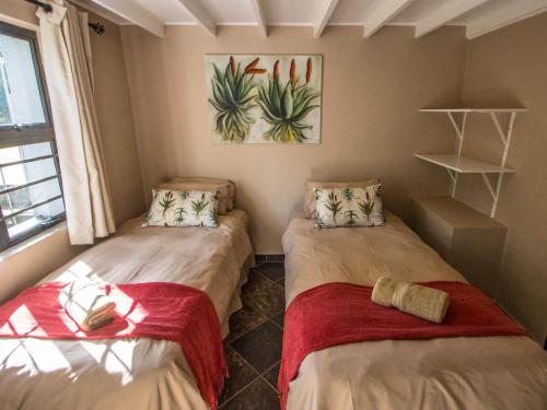 Tempat tidur dalam kamar di Manzini chalets 8-9-10-37