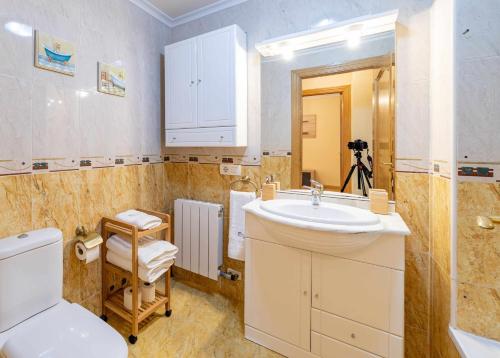 een badkamer met een wastafel en een toilet bij Casa Morana Apartamento con garaje in Zamora