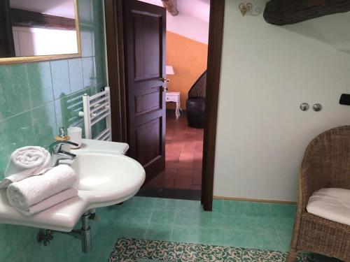 Ένα μπάνιο στο S. Faustino Rooms