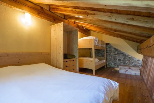 een slaapkamer met een wit bed op zolder bij Civico 1 in Marmora
