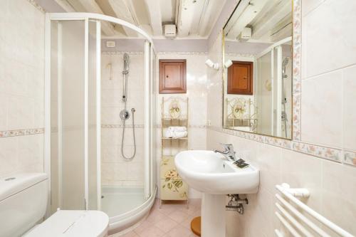 bagno con lavandino, doccia e servizi igienici di Appartamenti Superior in Via Garibaldi by Bricola Apartments a Venezia