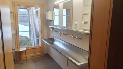 W łazience znajduje się umywalka i lustro. w obiekcie Skihütte Obererbs w mieście Elm