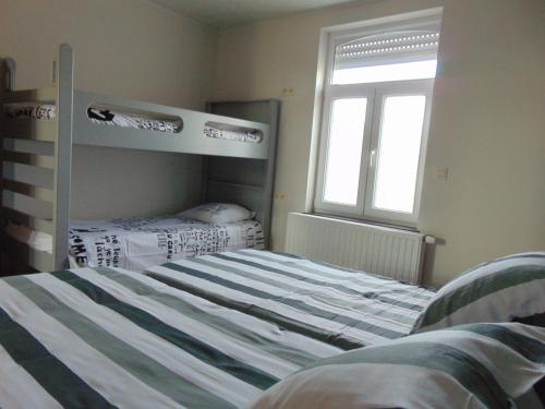 מיטה או מיטות קומותיים בחדר ב-Up de platse