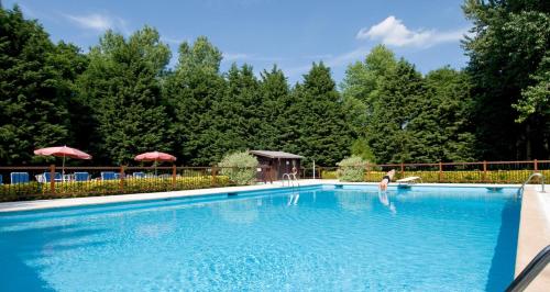 eine Person steht in einem Pool in der Unterkunft Le Manoir Hôtel in Le Touquet-Paris-Plage