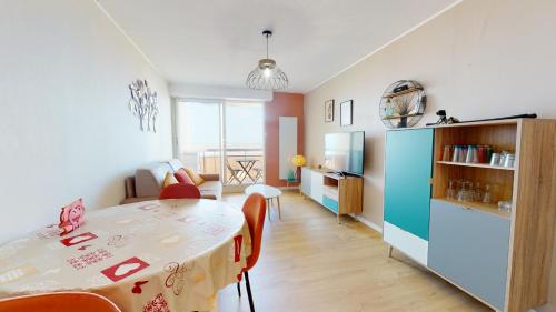 un salon avec une table et une salle à manger dans l'établissement Panoramic View face Mer, à Saint-Gilles-Croix-de-Vie