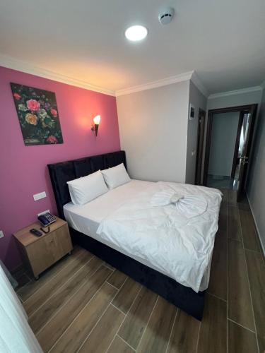 Una cama o camas en una habitación de MİRHAN HOTEL
