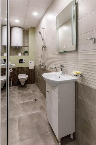 a bathroom with a sink and a toilet at Баня Аква Ризорт in Banya