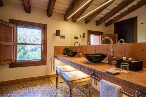 Kuchyň nebo kuchyňský kout v ubytování Hotel Mas La Boella
